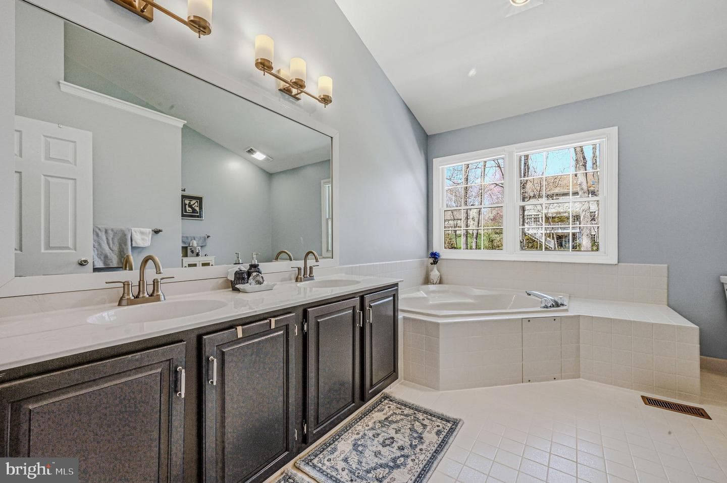 1045 Saint Georges Lane photo 29