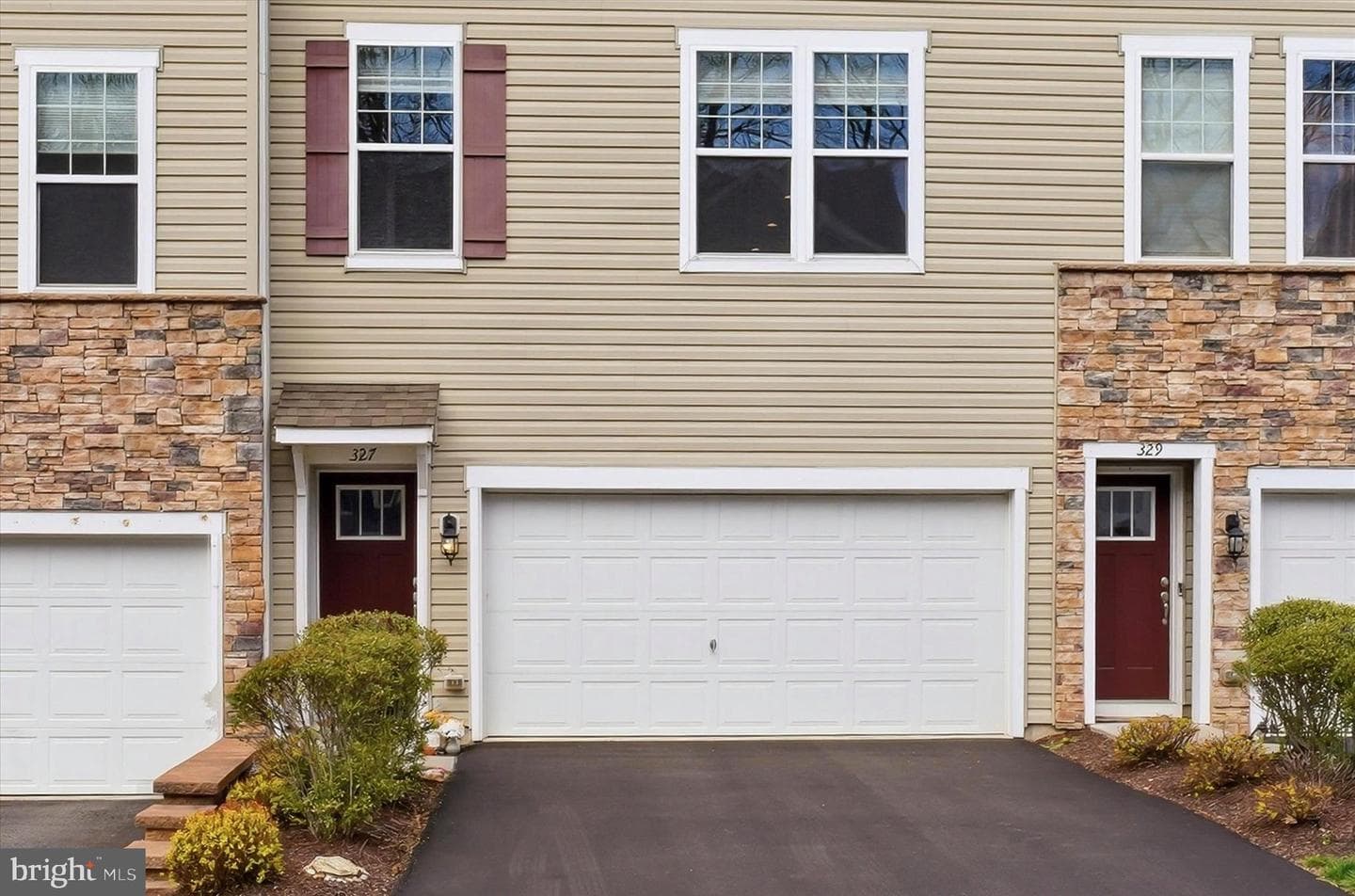 327 Dawson Place photo 2