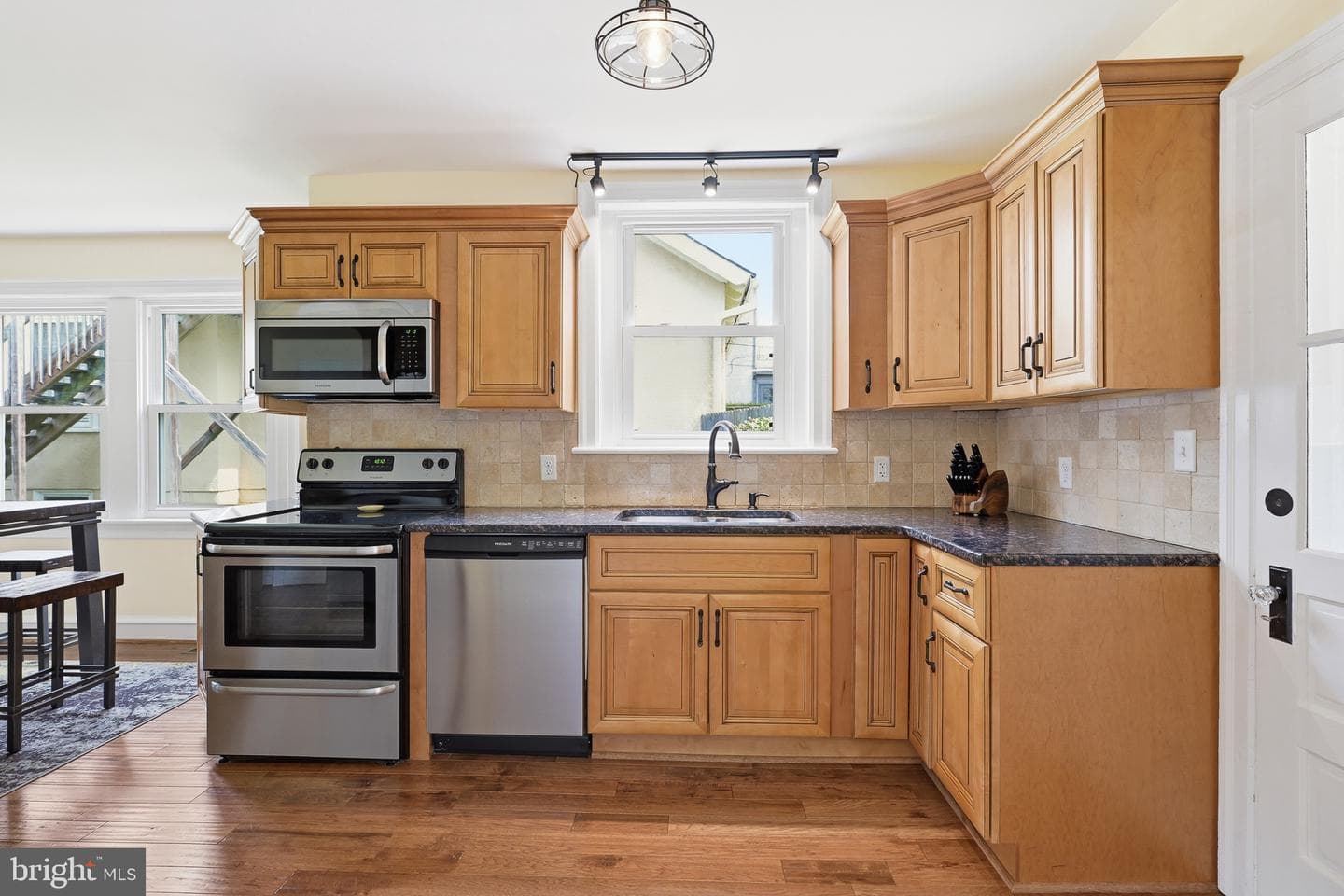 424 W Barnard Street photo 9