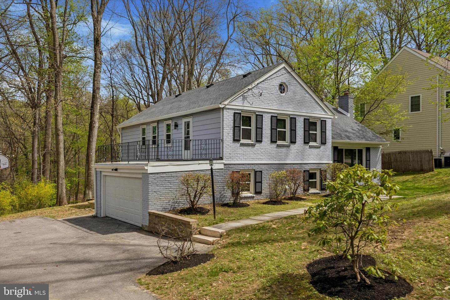 699 W Valley Road photo 2