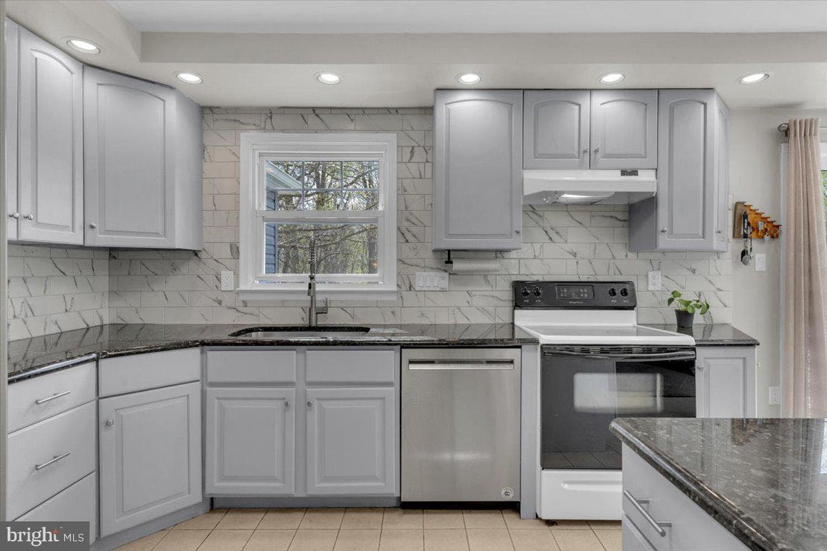 1424 Oakwood Road photo 6