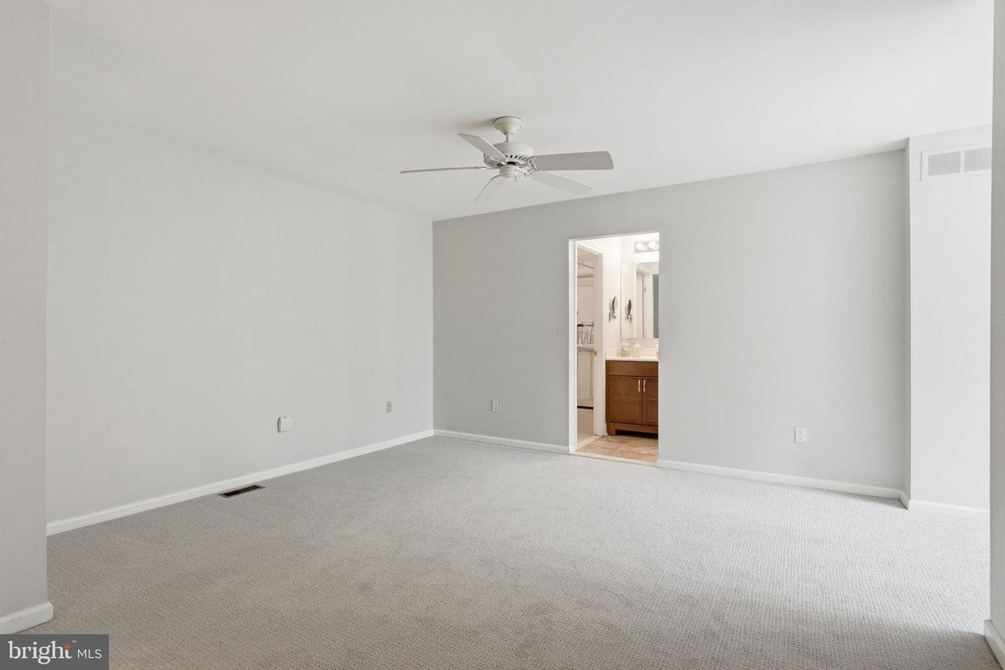 965 Roundhouse Court photo 27