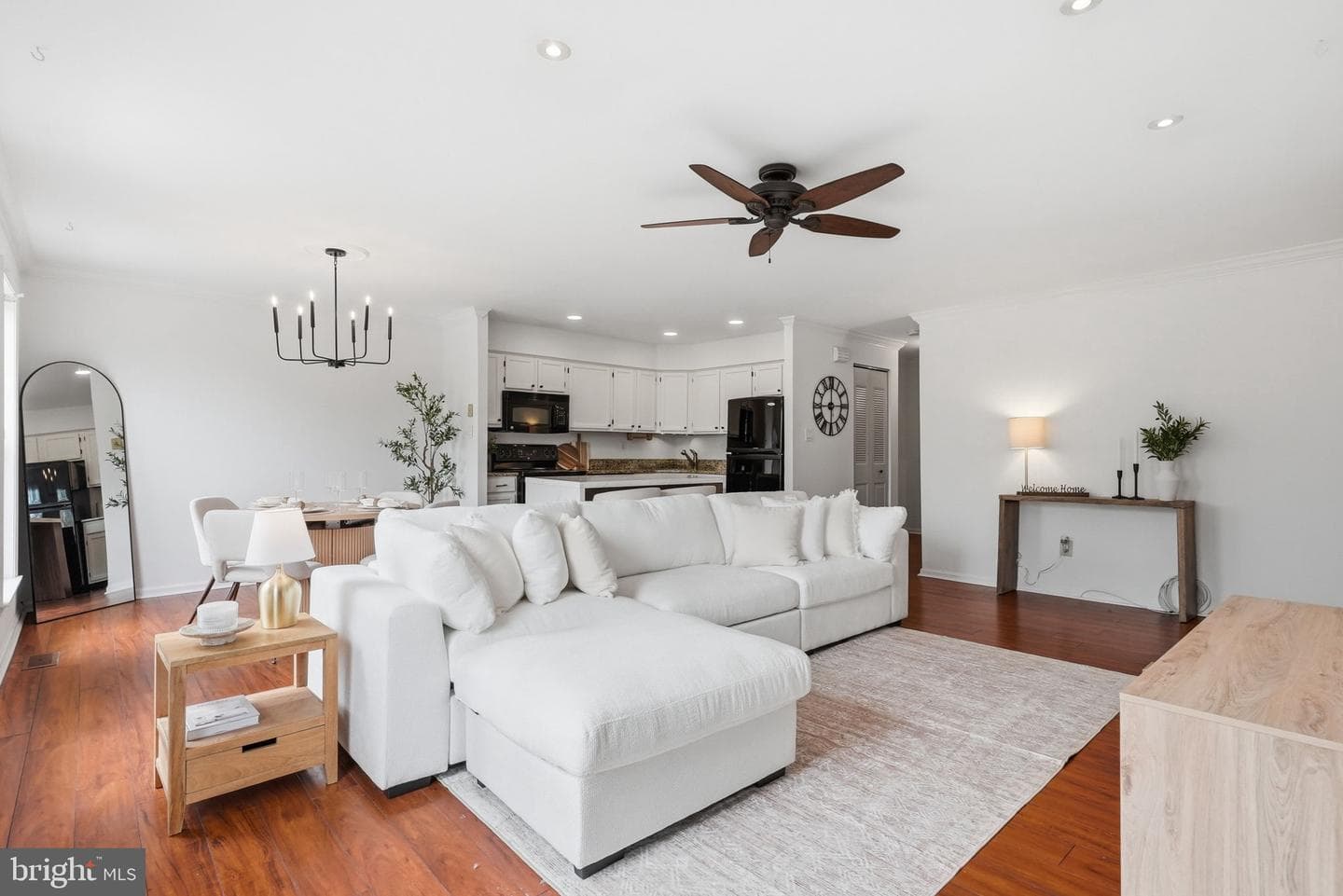 965 Roundhouse Court photo 4