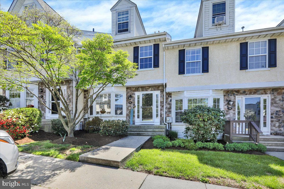 702 Coventry Pointe Lane