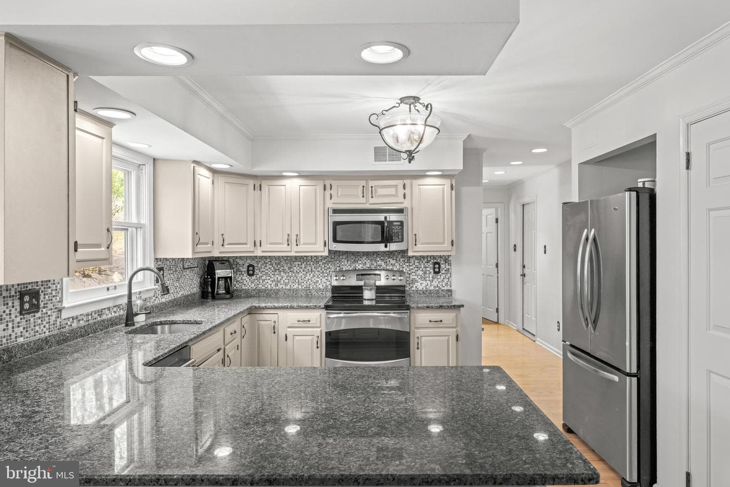 1064 Beaumont Road photo 9
