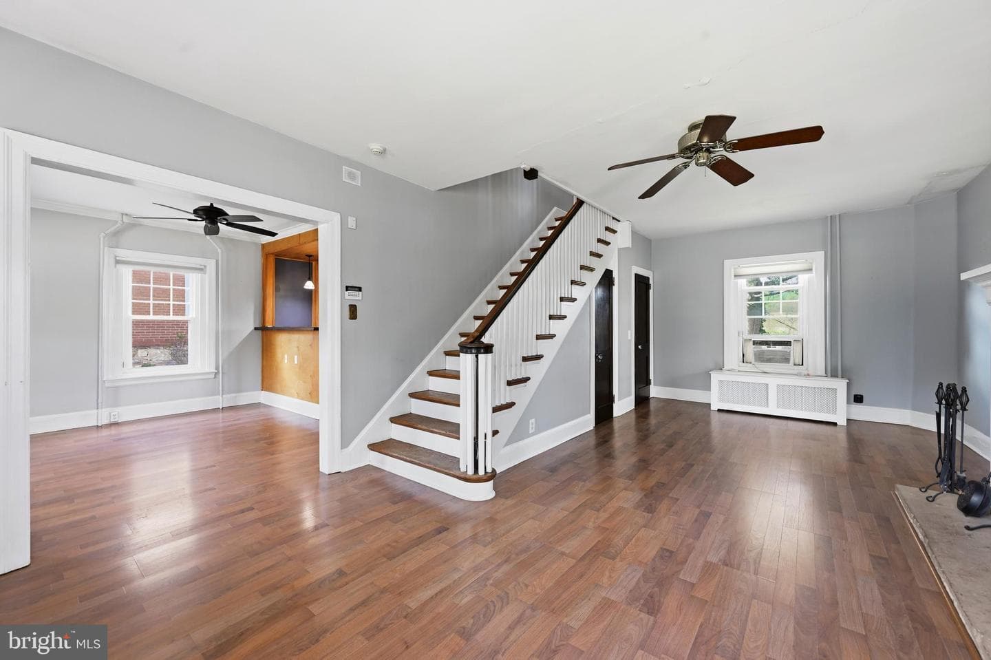 1019 Stirling Street photo 4
