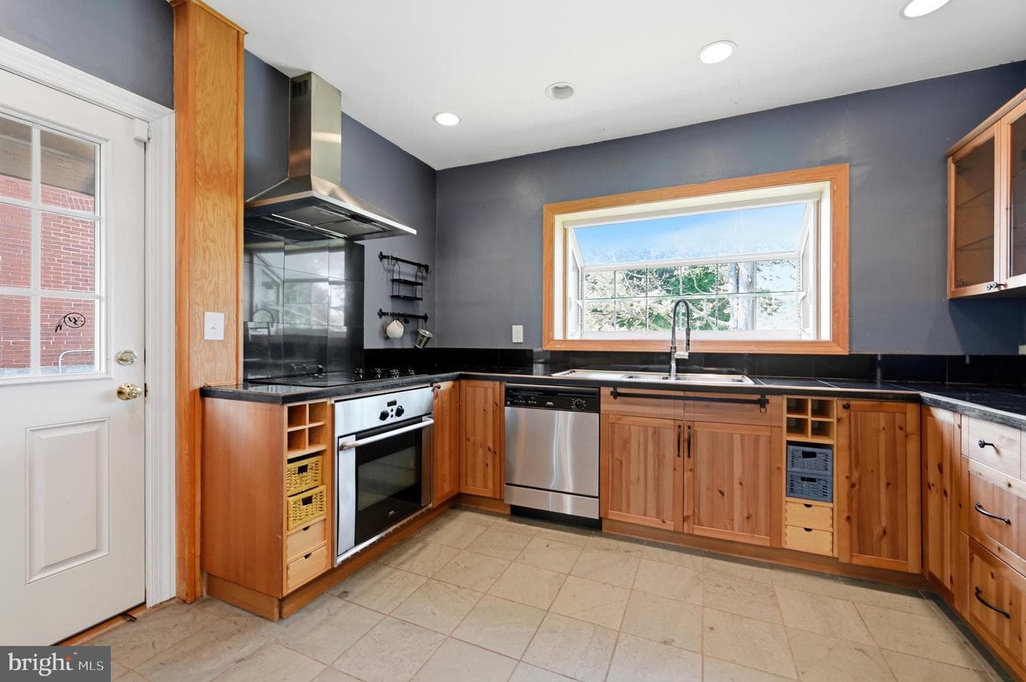 1019 Stirling Street photo 8