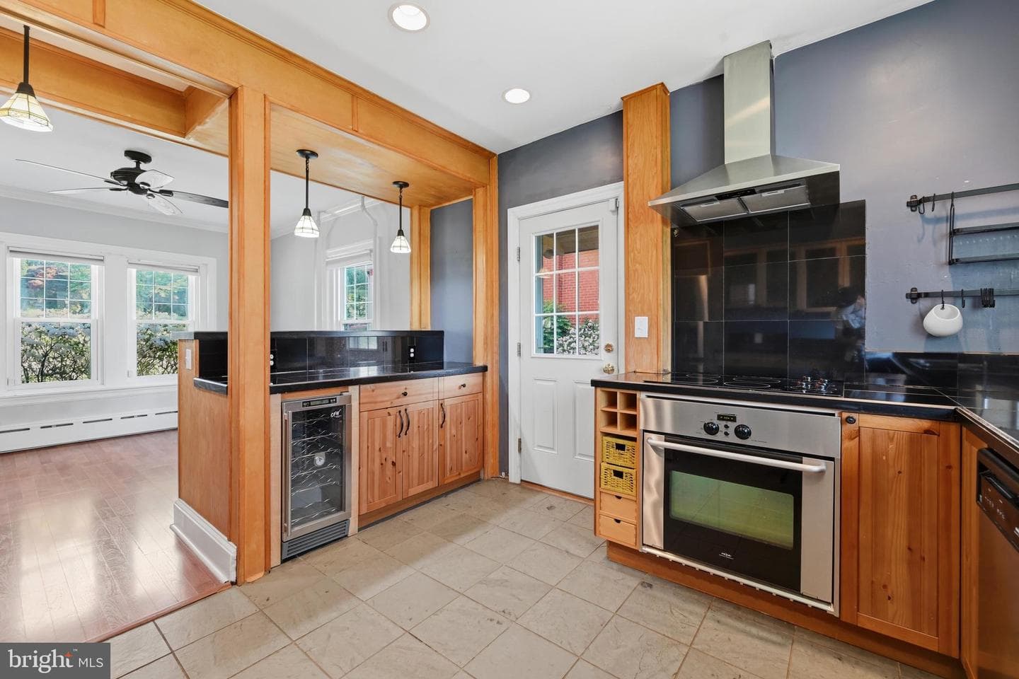 1019 Stirling Street photo 9