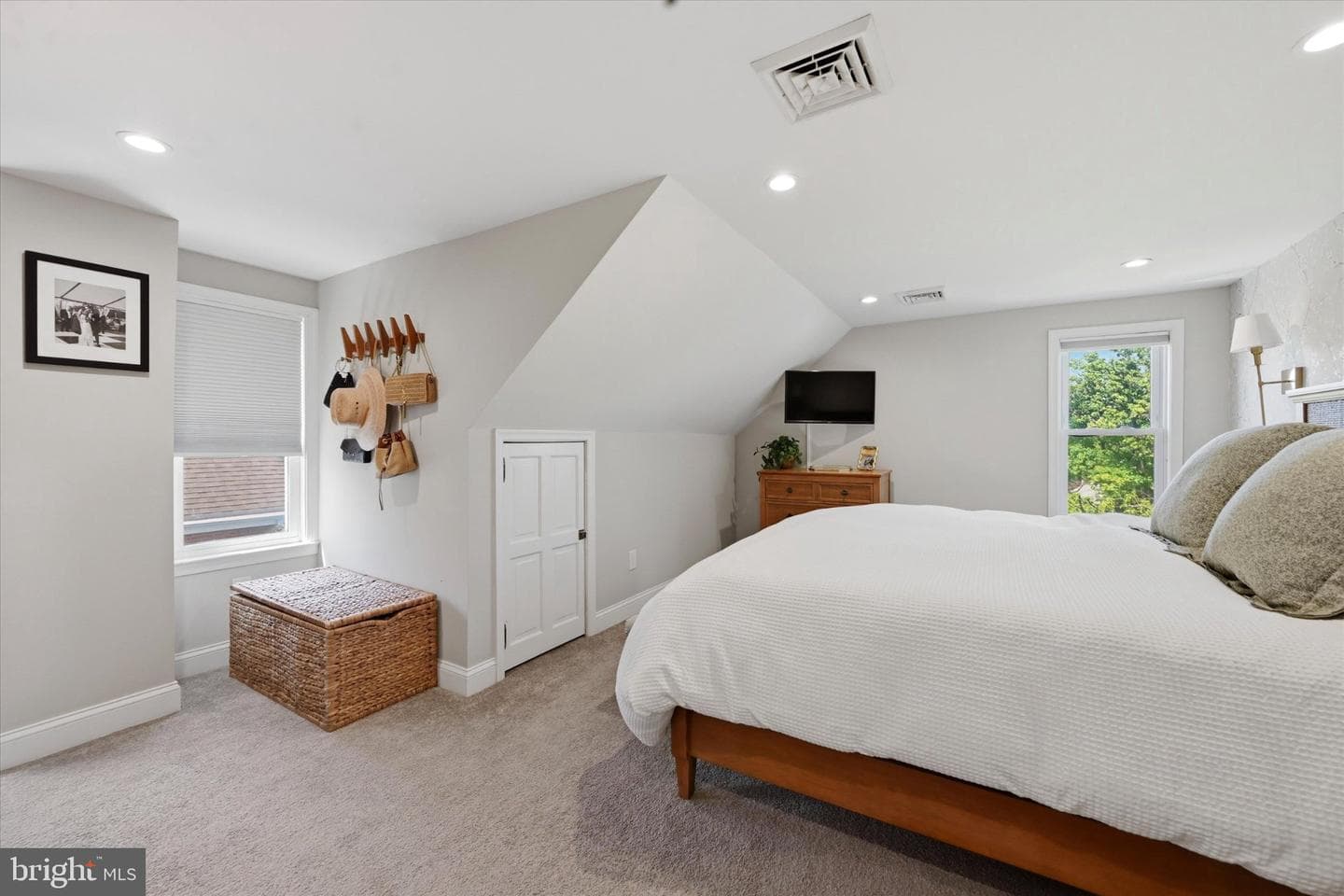 320 E Broad Street photo 17