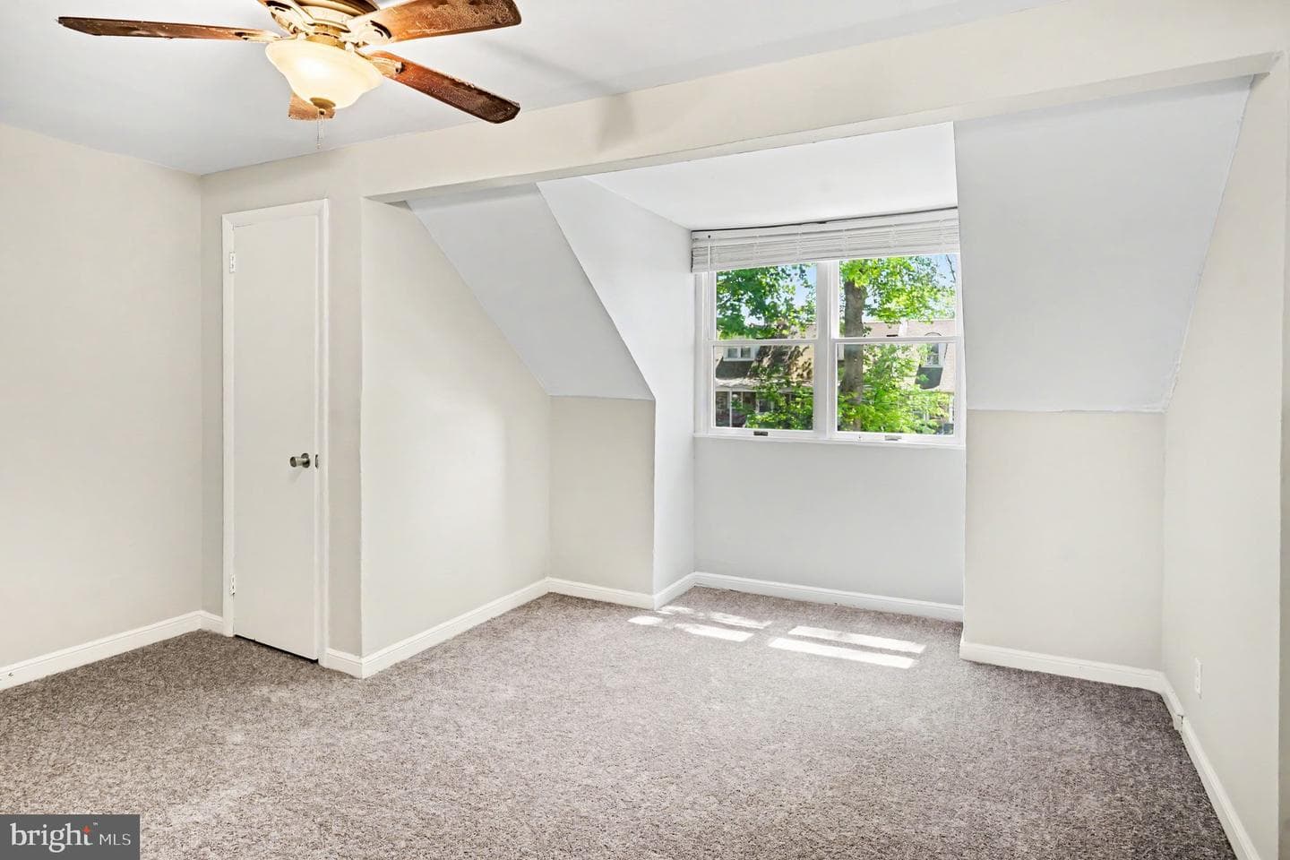 909 Woodlawn Avenue photo 24