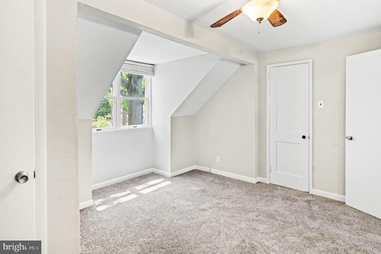 909 Woodlawn Avenue photo 25