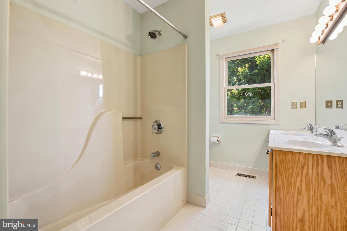 100 Noble Drive photo 27