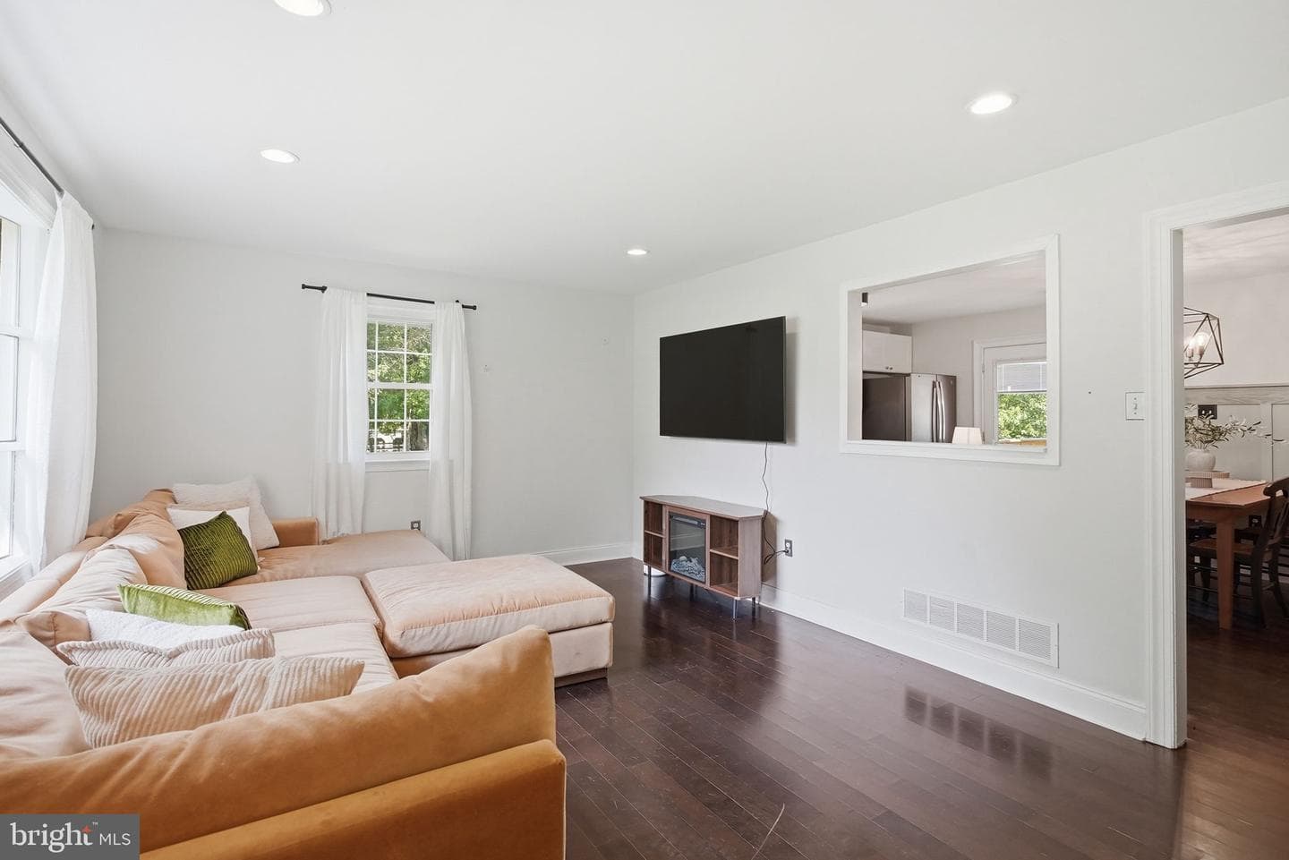 60 Roberts Circle photo 5