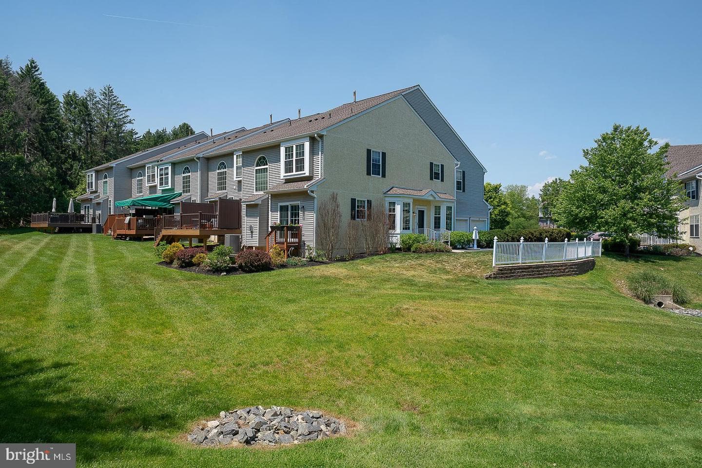 3301 Maplevale Circle photo 4