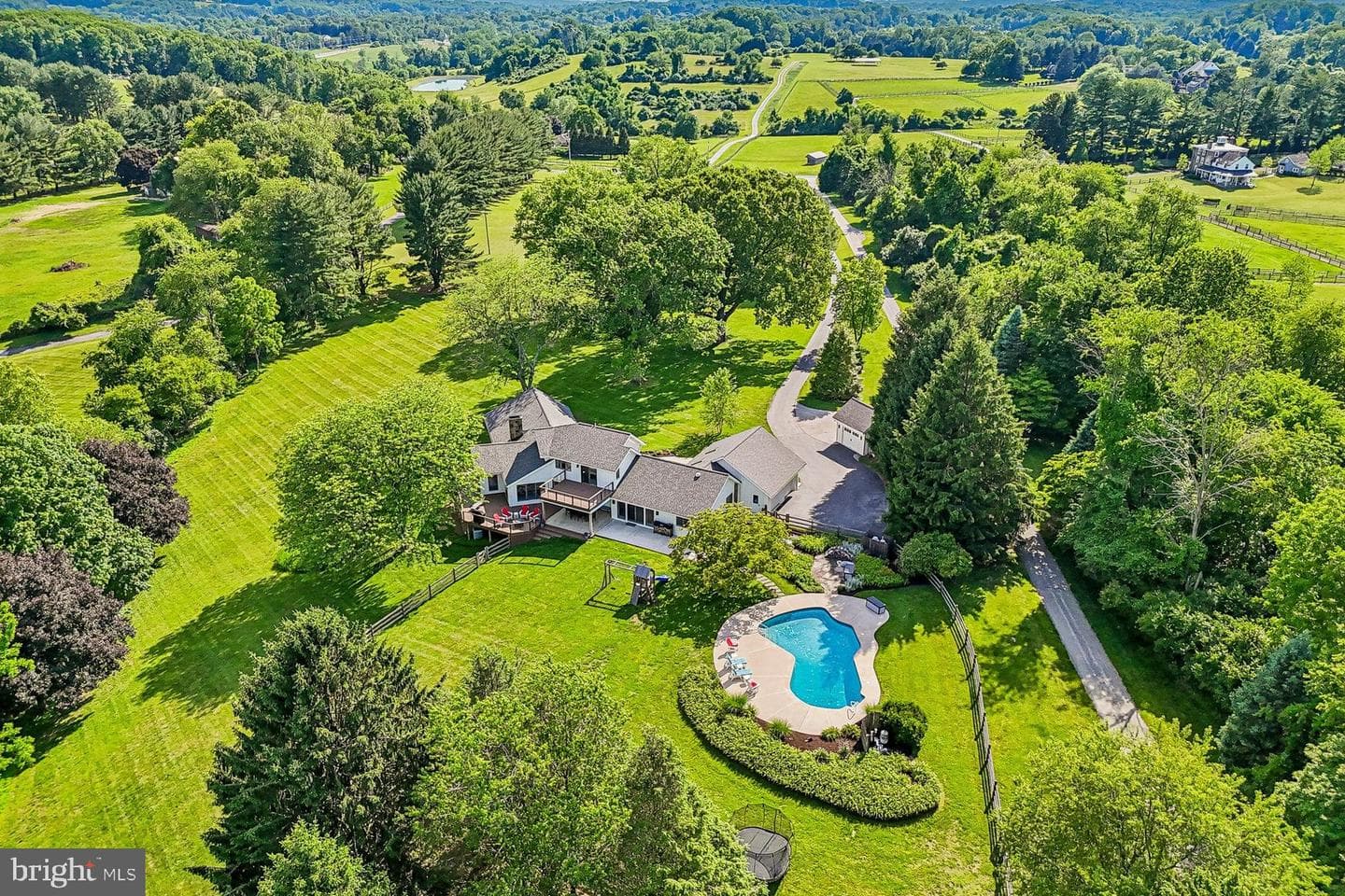 989 Delchester Road photo 4