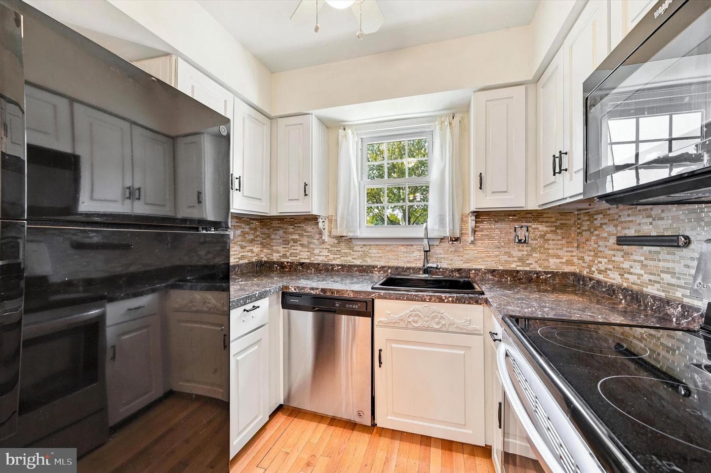 324 Carlyn Court photo 6