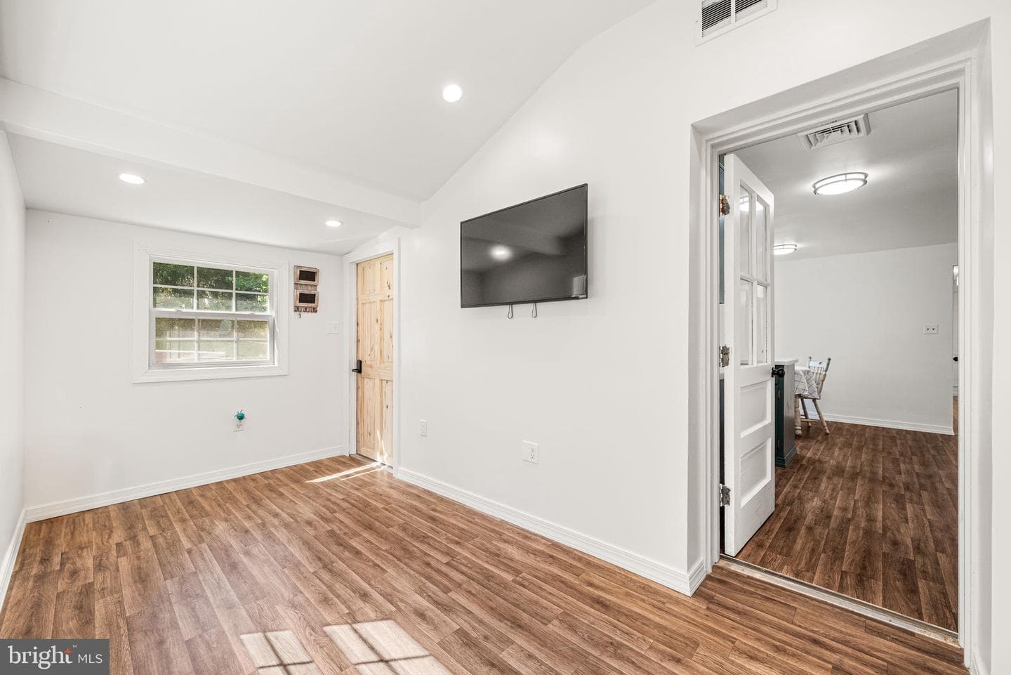 1068 Ebelhare Road photo 9