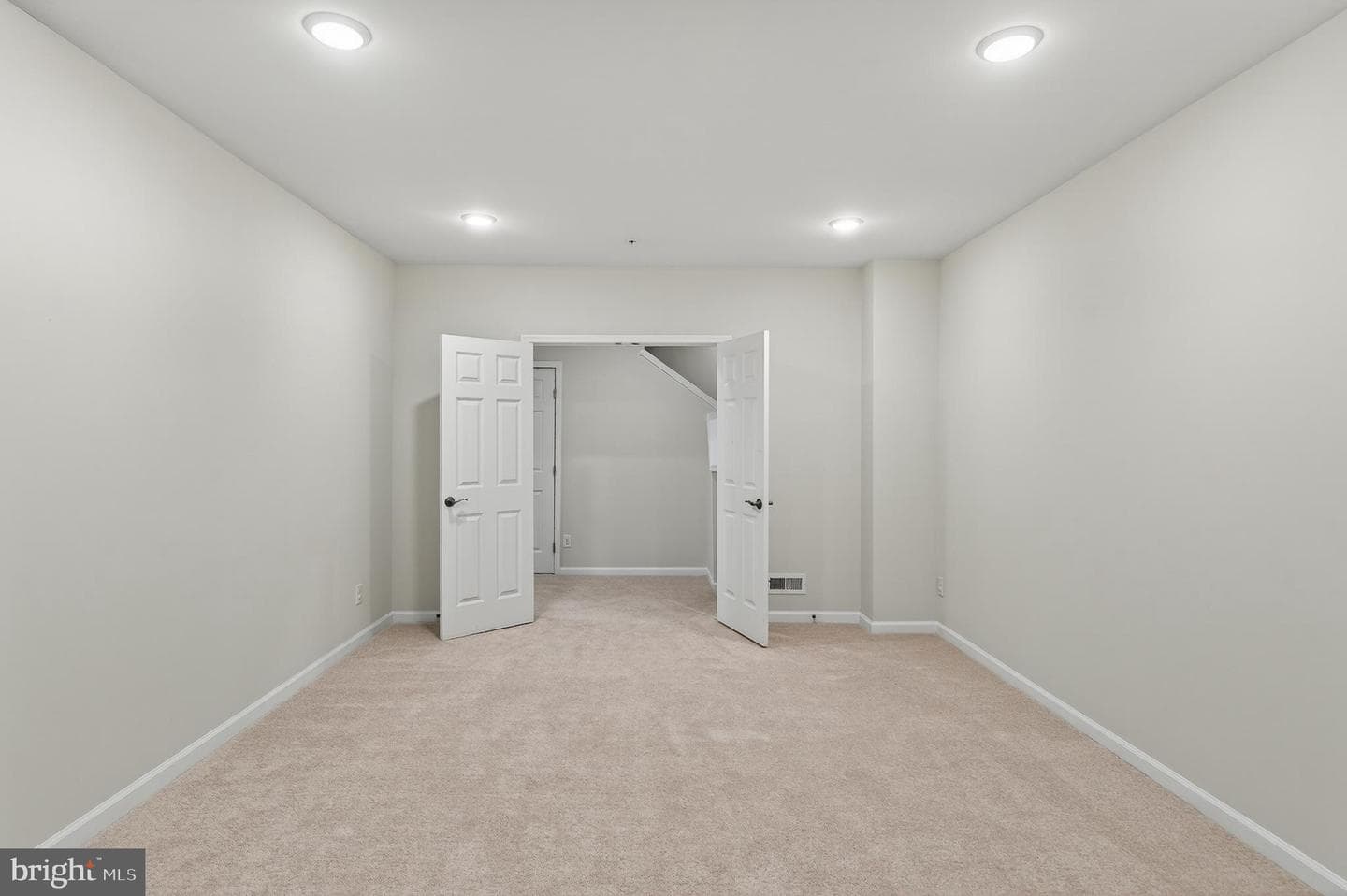 323 Stafford Court photo 35