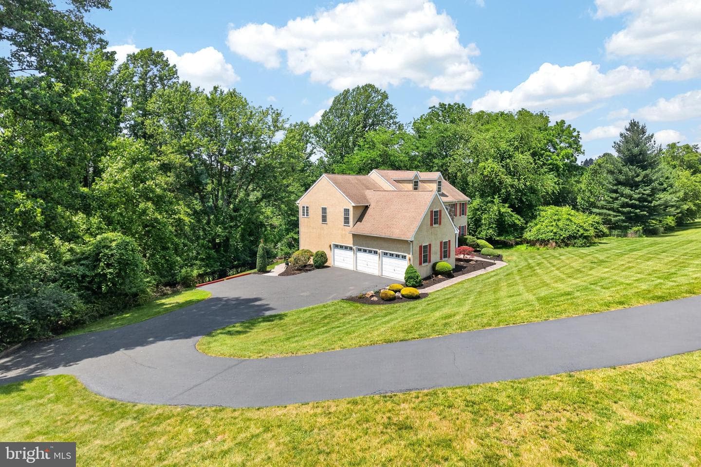 904 Victoria Court photo 5