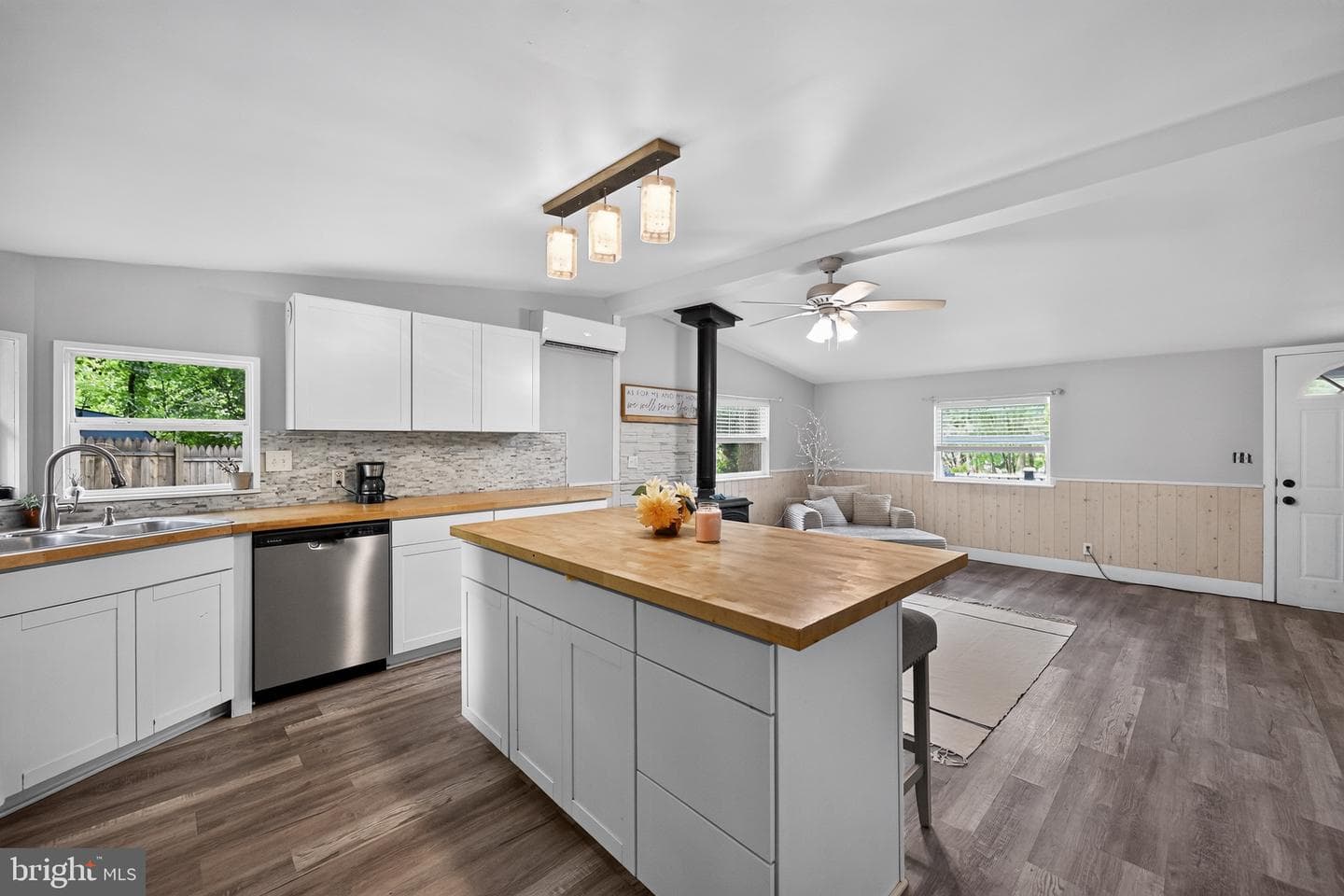 127 Spring Hill Lane photo 8
