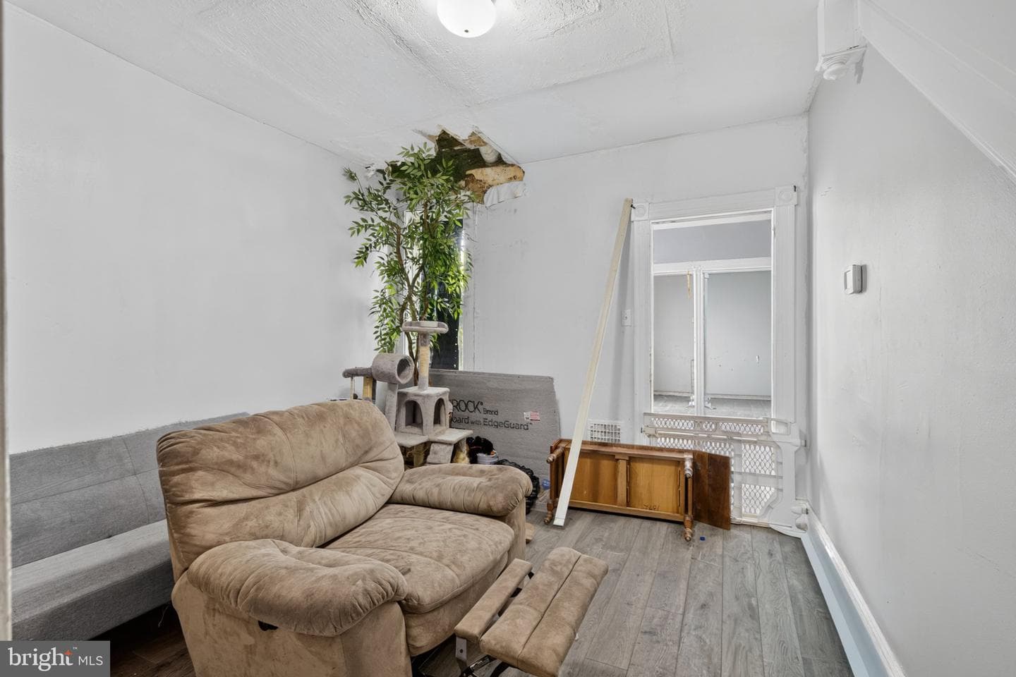560 Coates Street photo 9