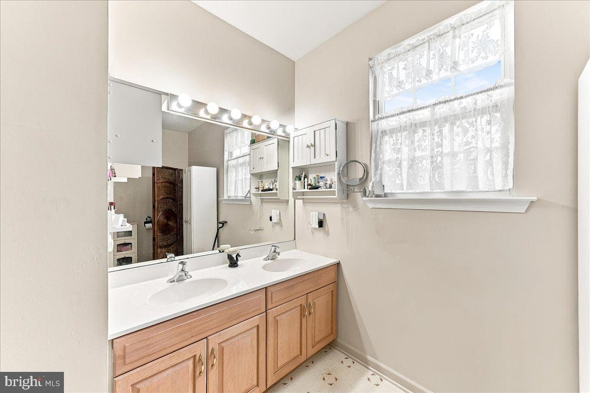 313 Manchester Street photo 14