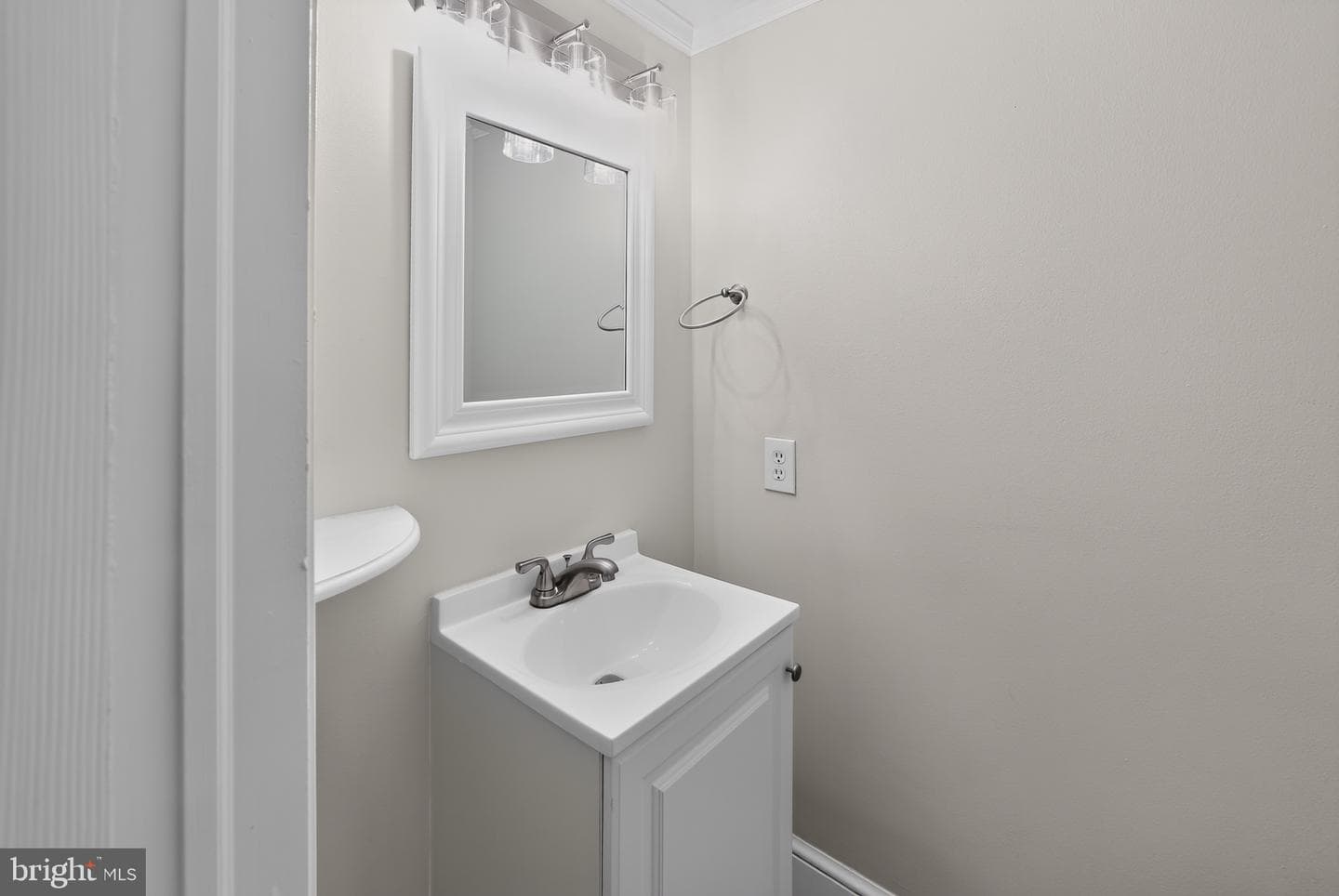 229 E Market Street photo 8