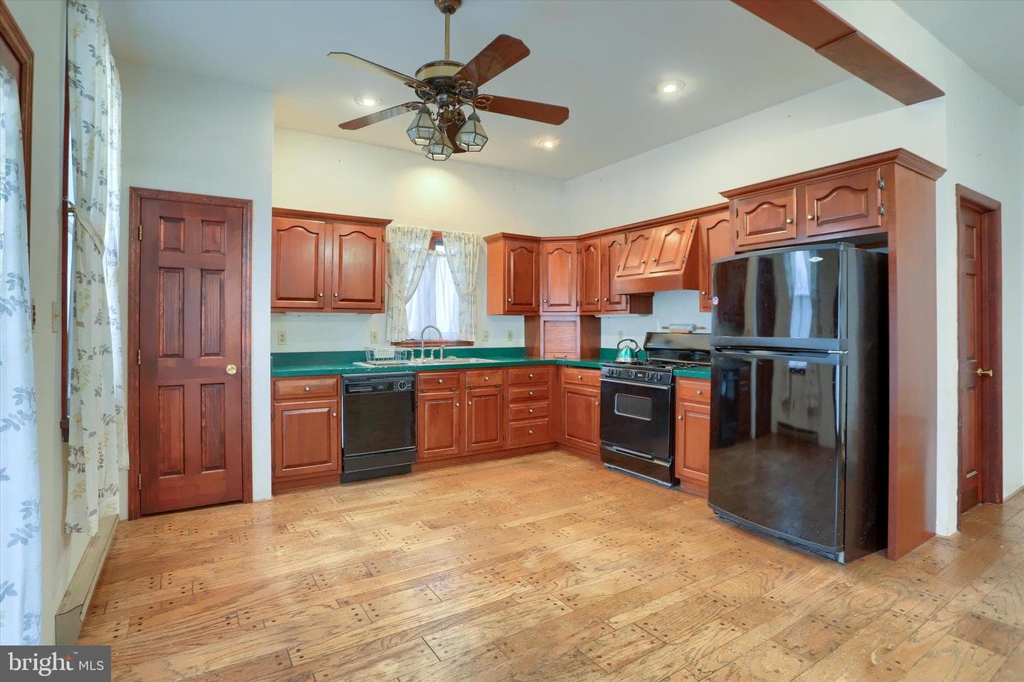 301 Swan Street photo 21