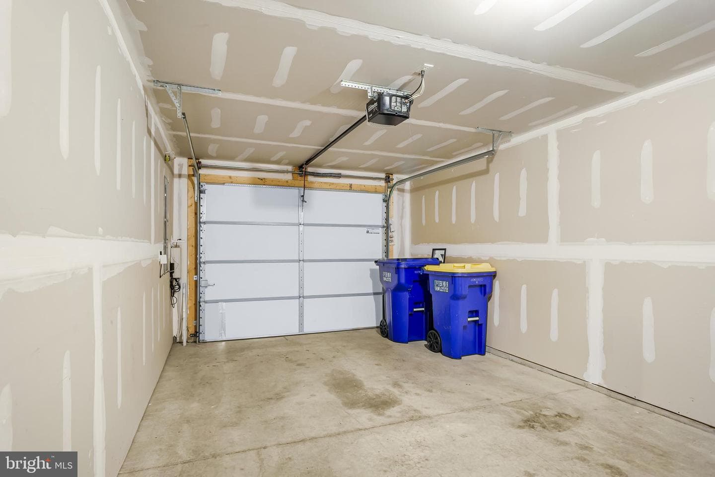 727 Gregs Drive photo 3