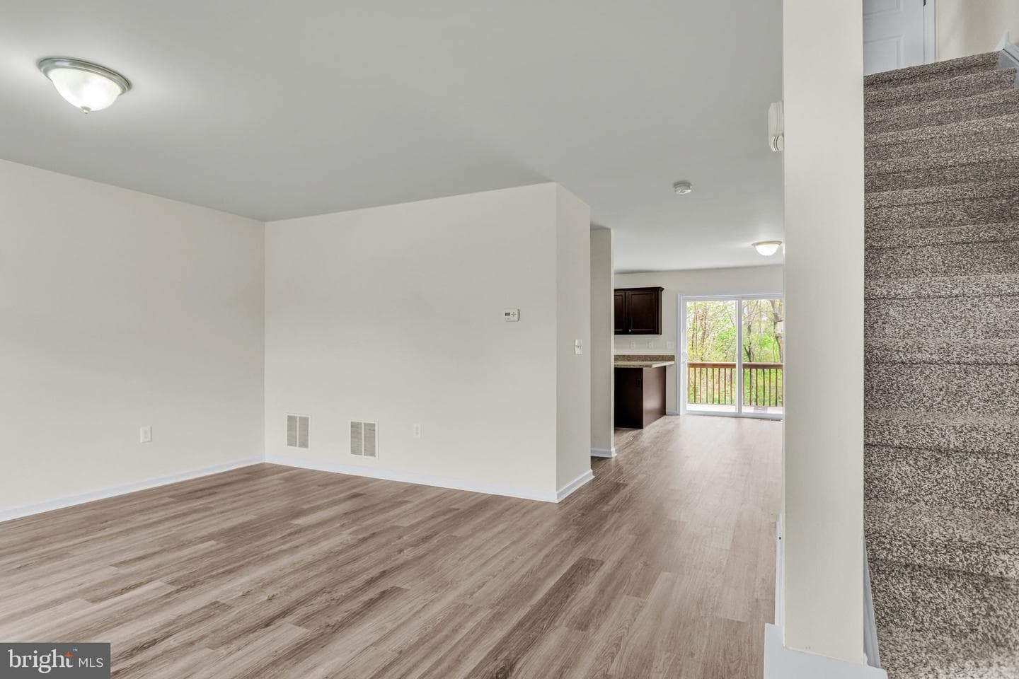 869 Gregs Drive photo 3