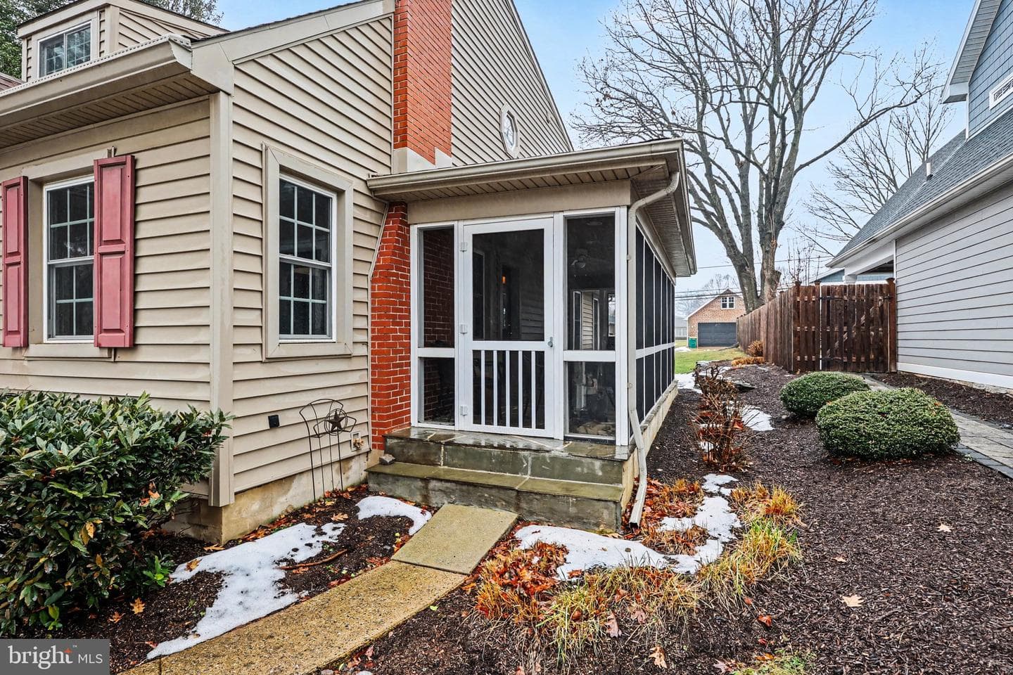 251 Maple Avenue photo 32