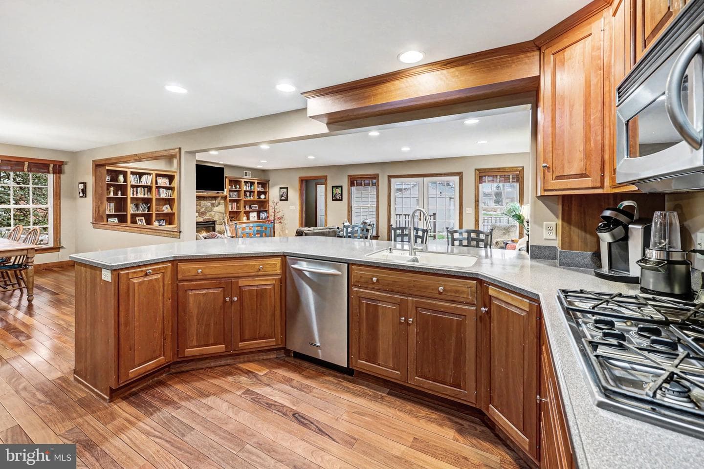 251 Maple Avenue photo 8