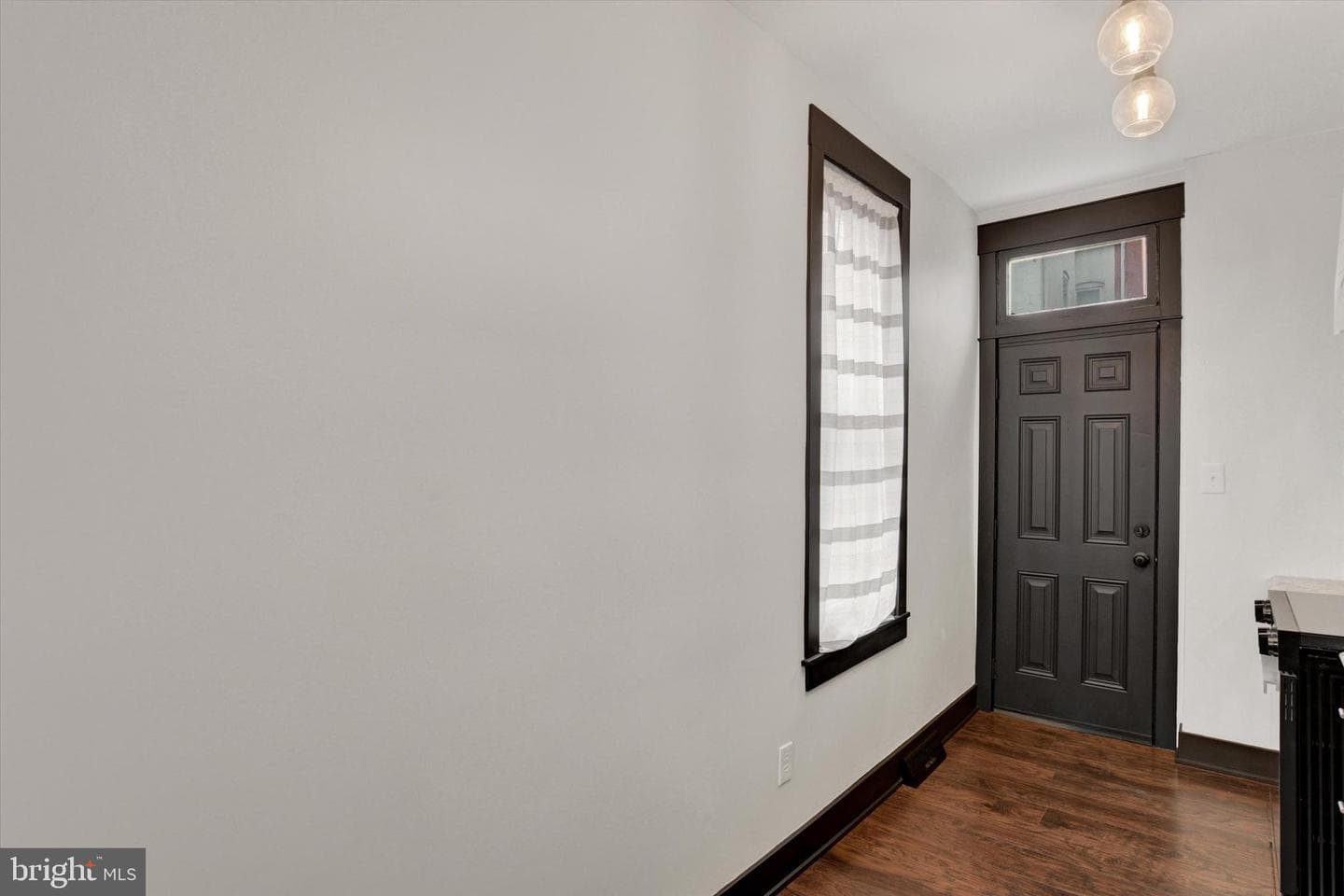 1425 William Street photo 4