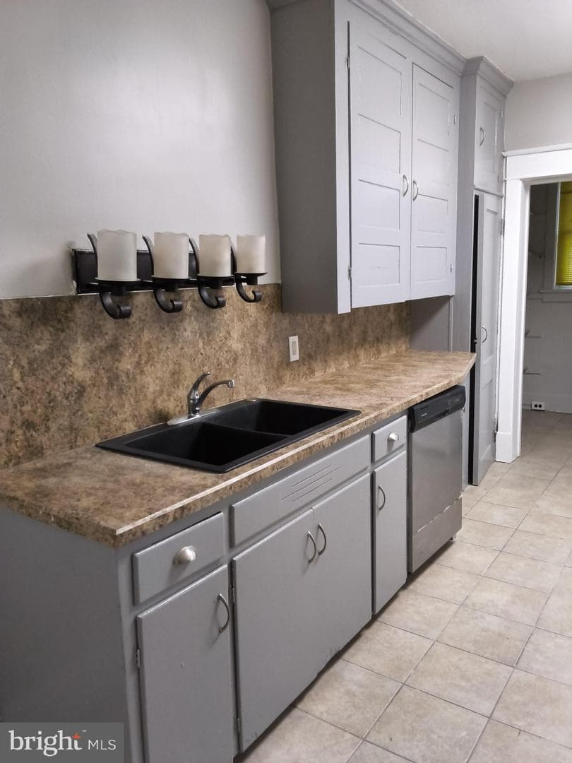 103 Fox Street photo 6