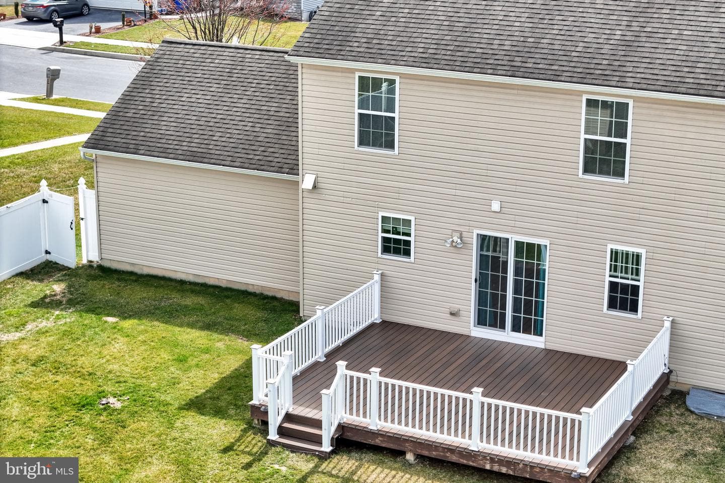 554 Yale Street photo 10