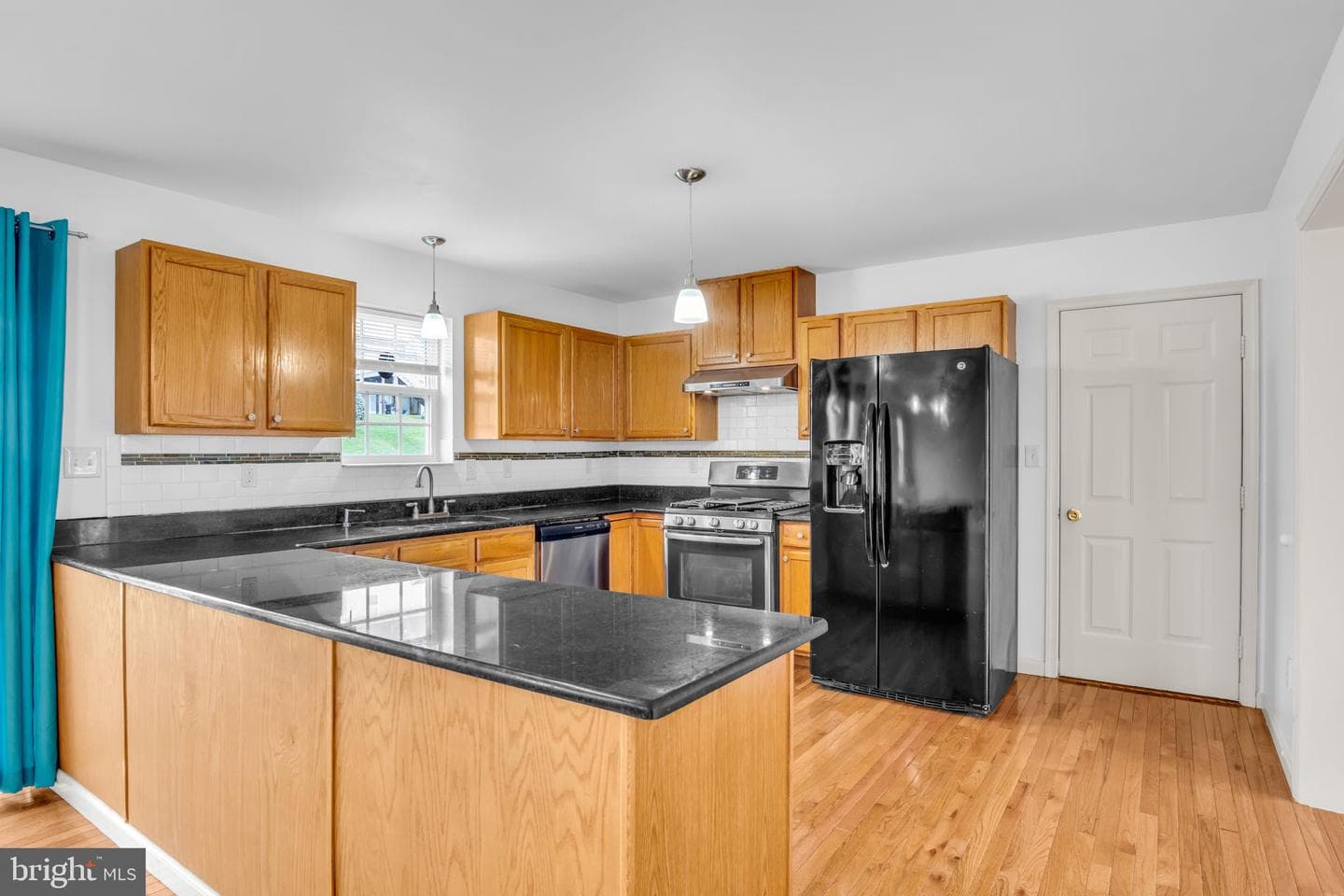 554 Yale Street photo 22