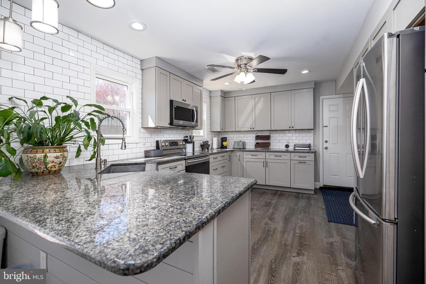 799 Martin Lane photo 7