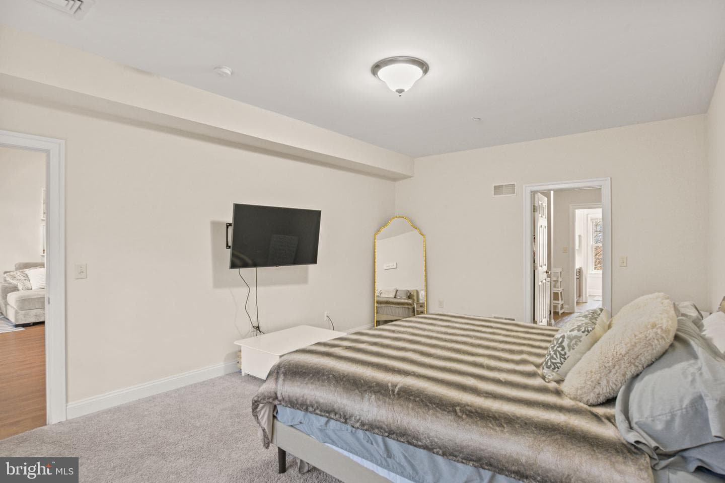102 High Pointe Drive photo 14