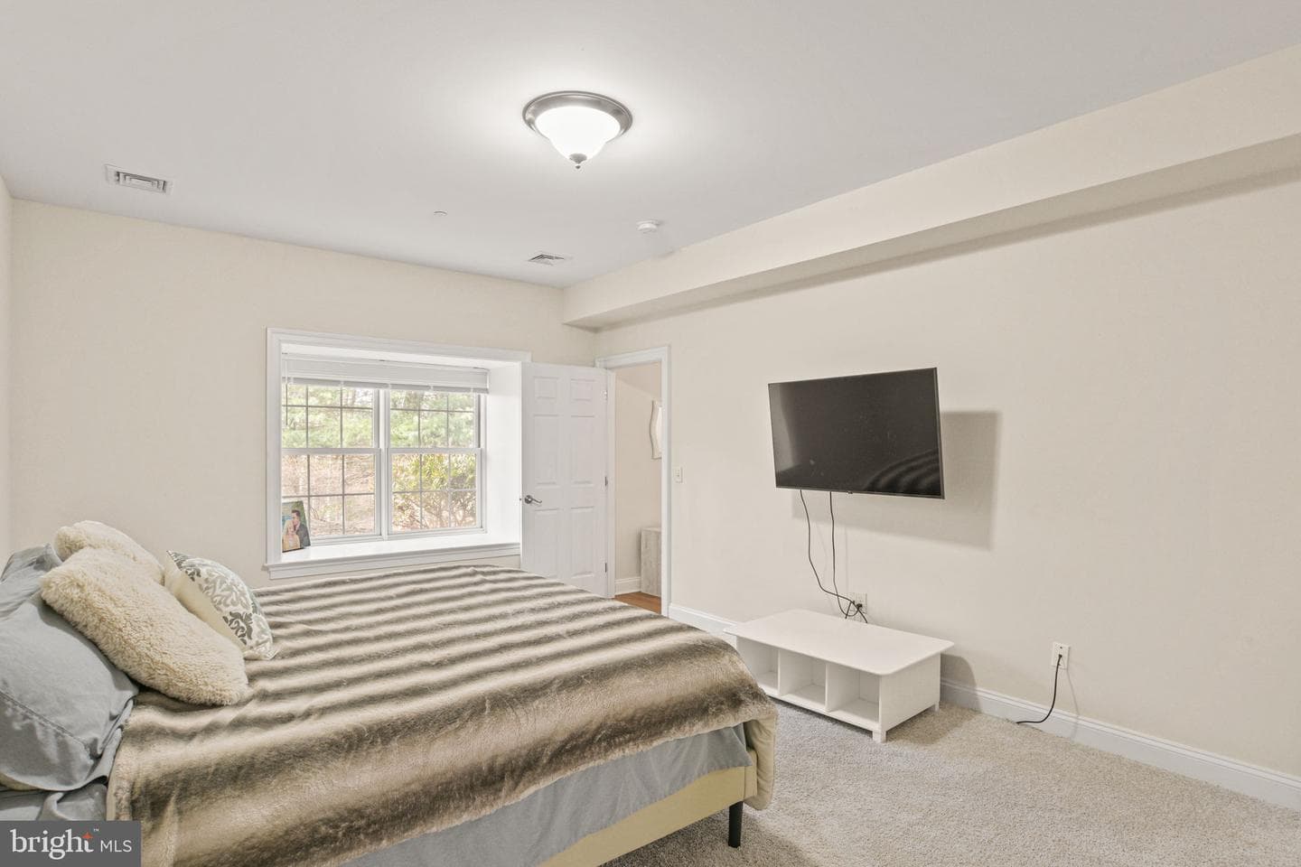 102 High Pointe Drive photo 16