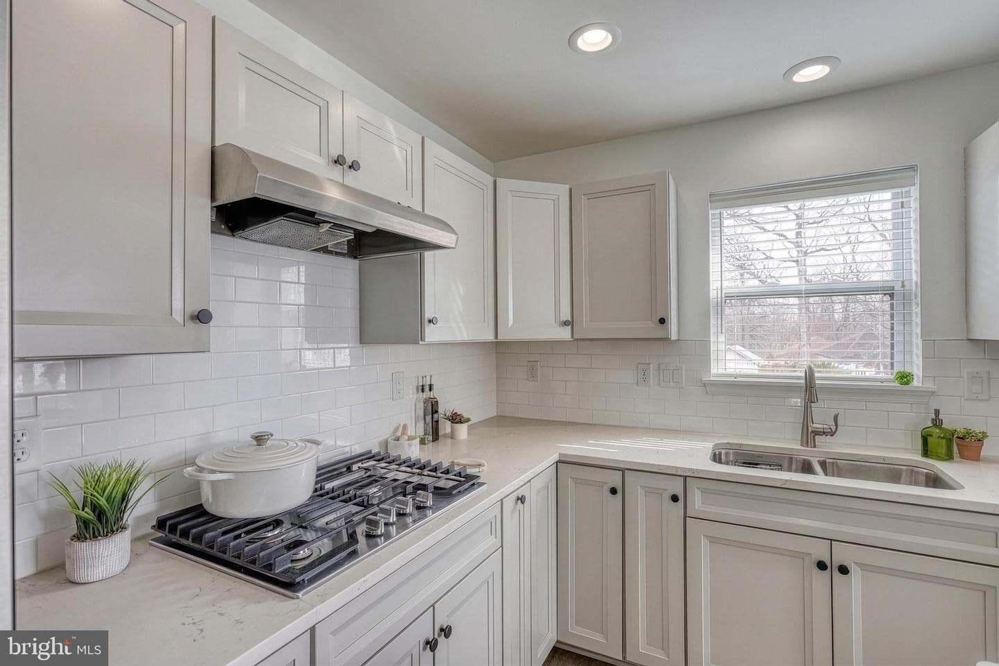 161 High Pointe Drive photo 13