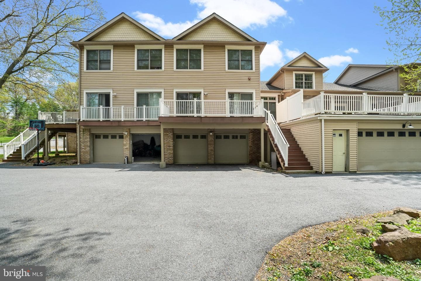 105 High Pointe Drive photo 2