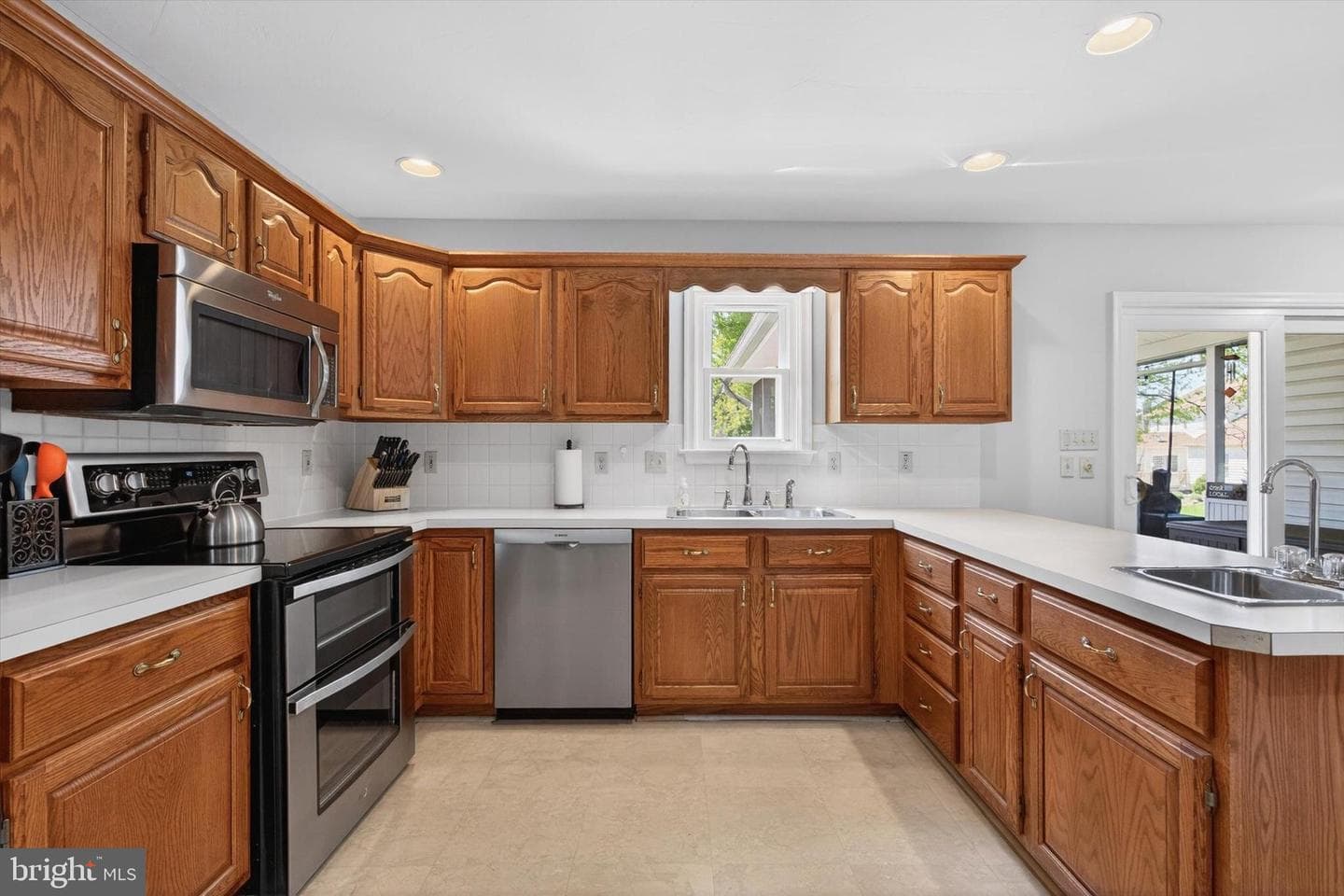 570 James Drive photo 4