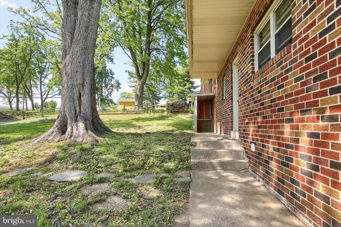 610 Georgian Place photo 44