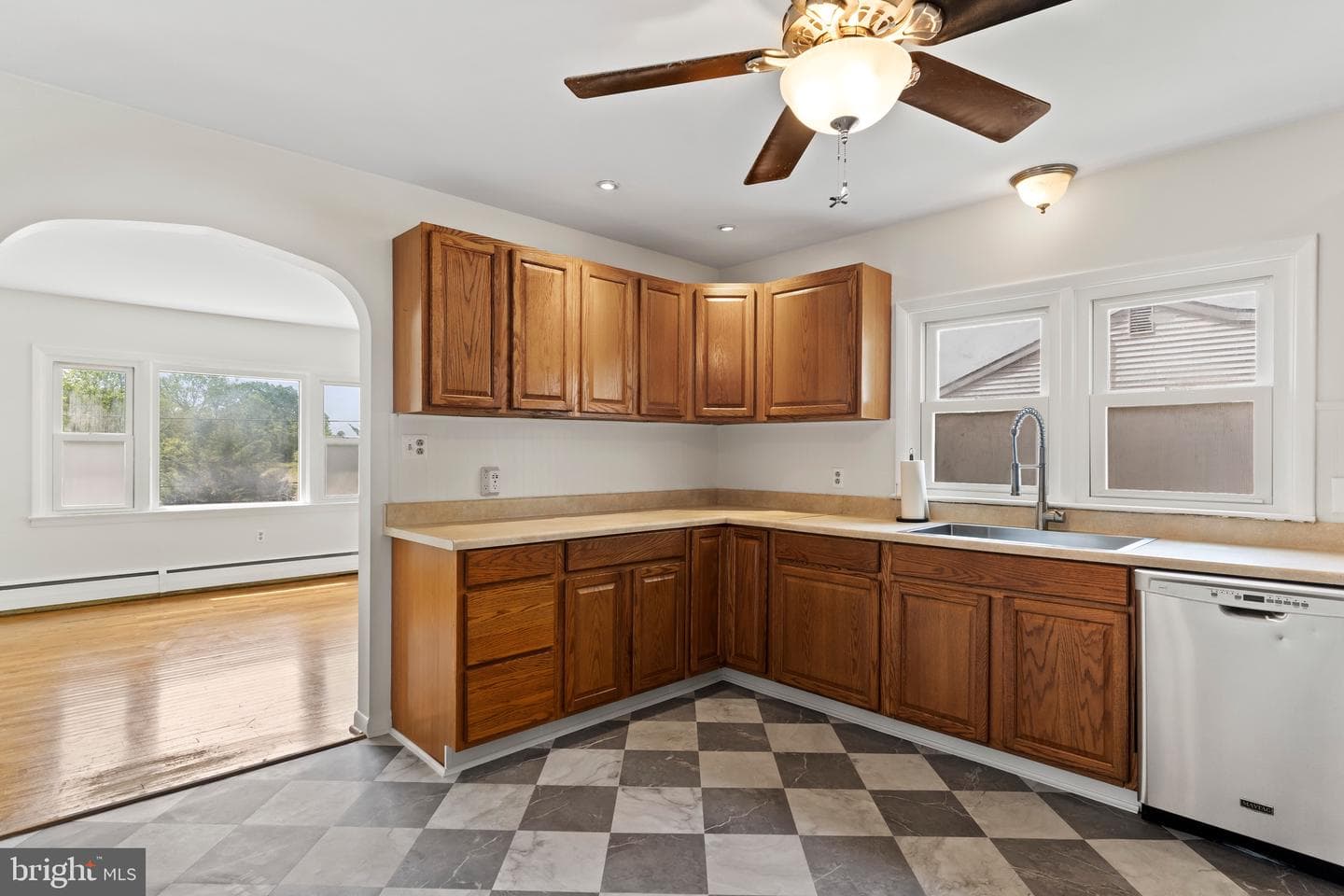1231 E Caracas Avenue photo 3