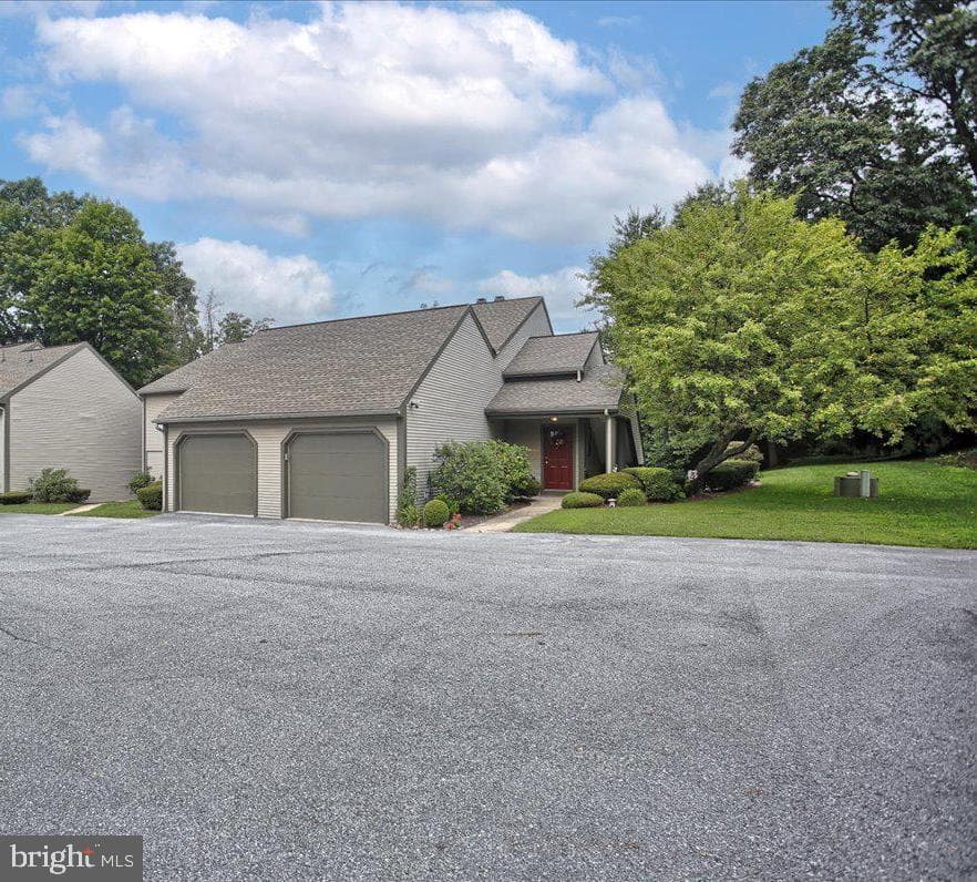 563 Roslaire Dr, Hummelstown