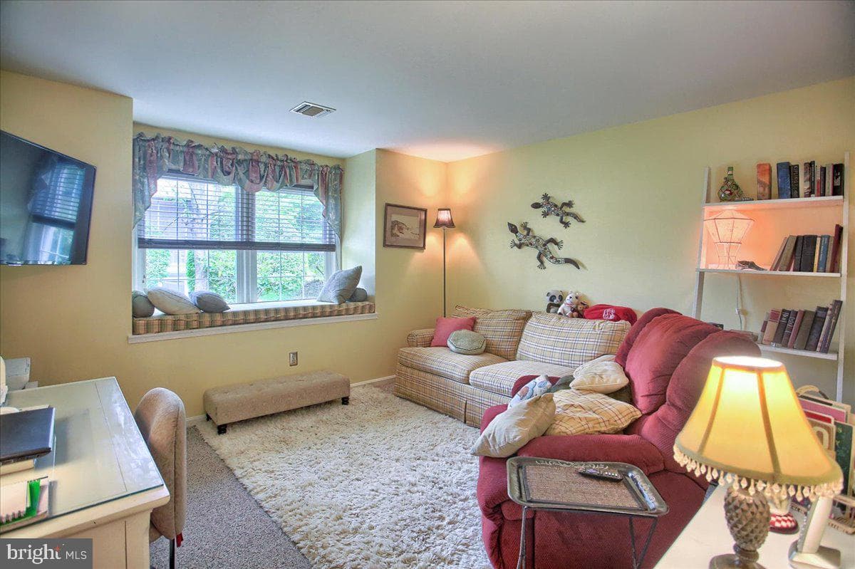 563 Roslaire Dr photo 17