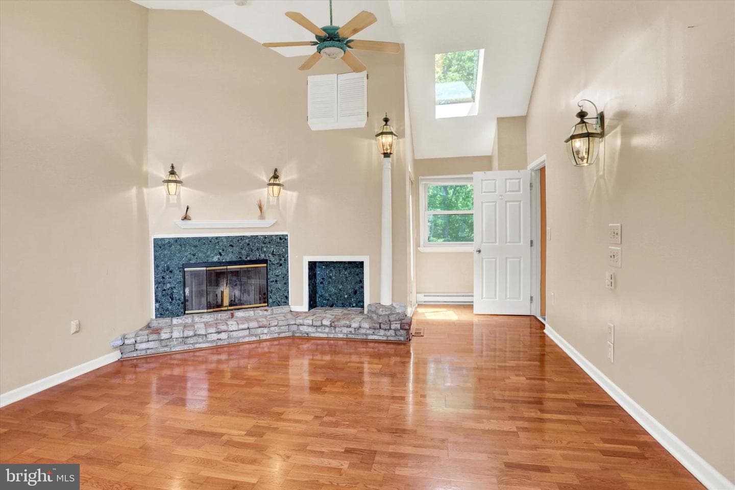 552 Oriole Court photo 4