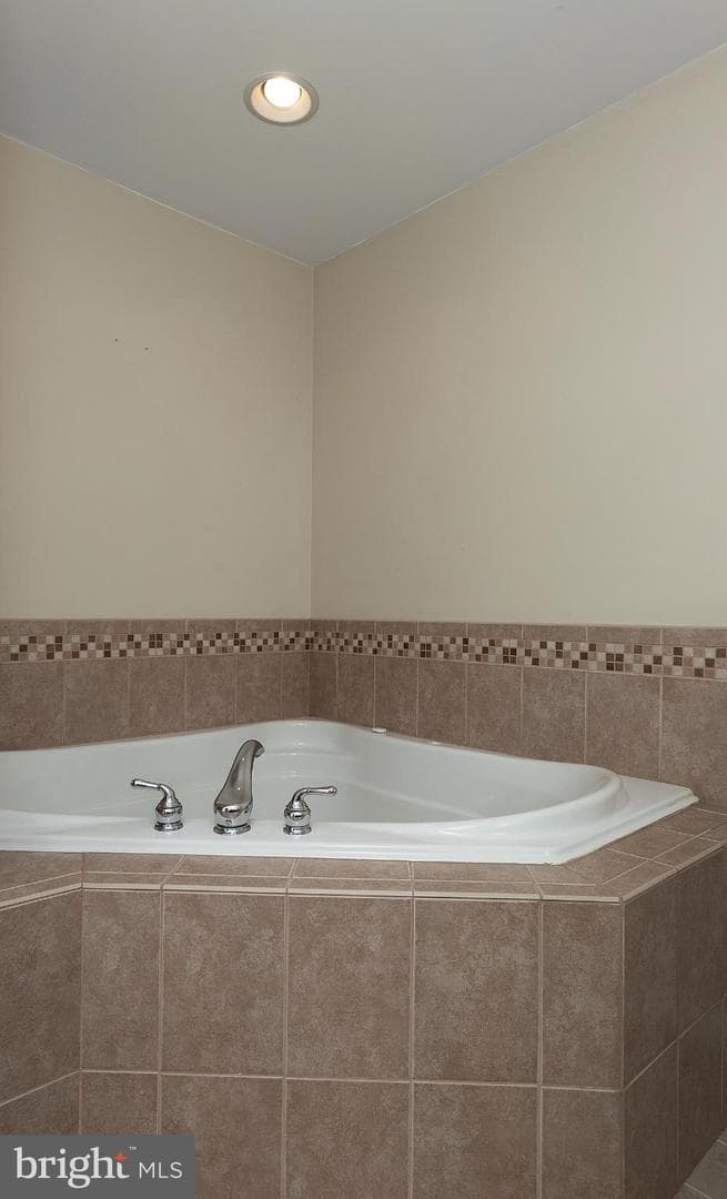 135 Mapleton Boulevard photo 35
