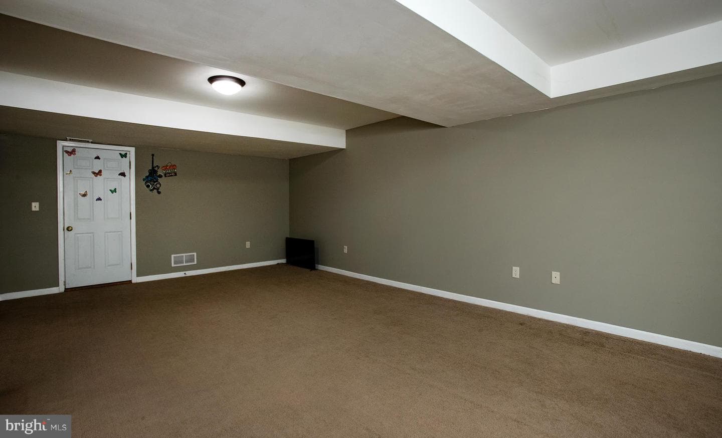 135 Mapleton Boulevard photo 42