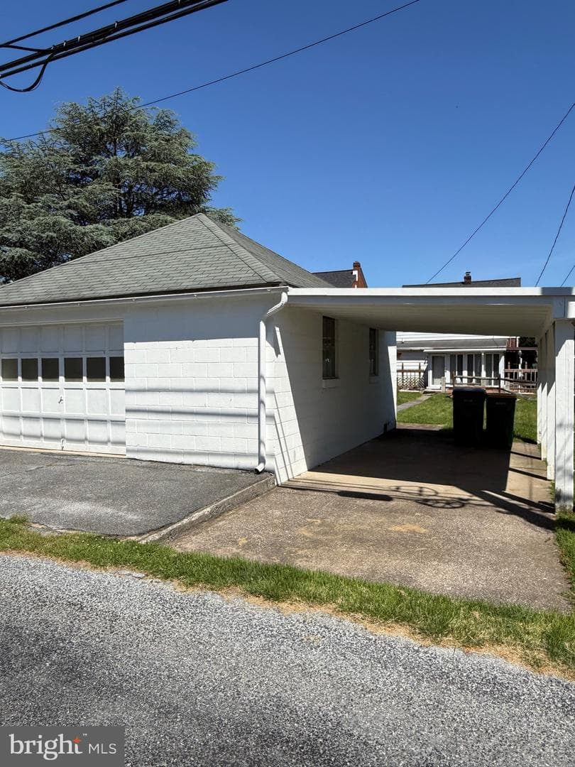 314 W Caracas Avenue photo 5